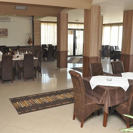 Hotel Extra Lion Md Ni Εστιατόριο φωτογραφία