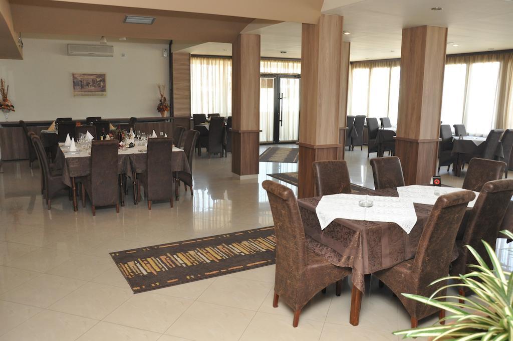 Hotel Extra Lion Md Ni Εστιατόριο φωτογραφία
